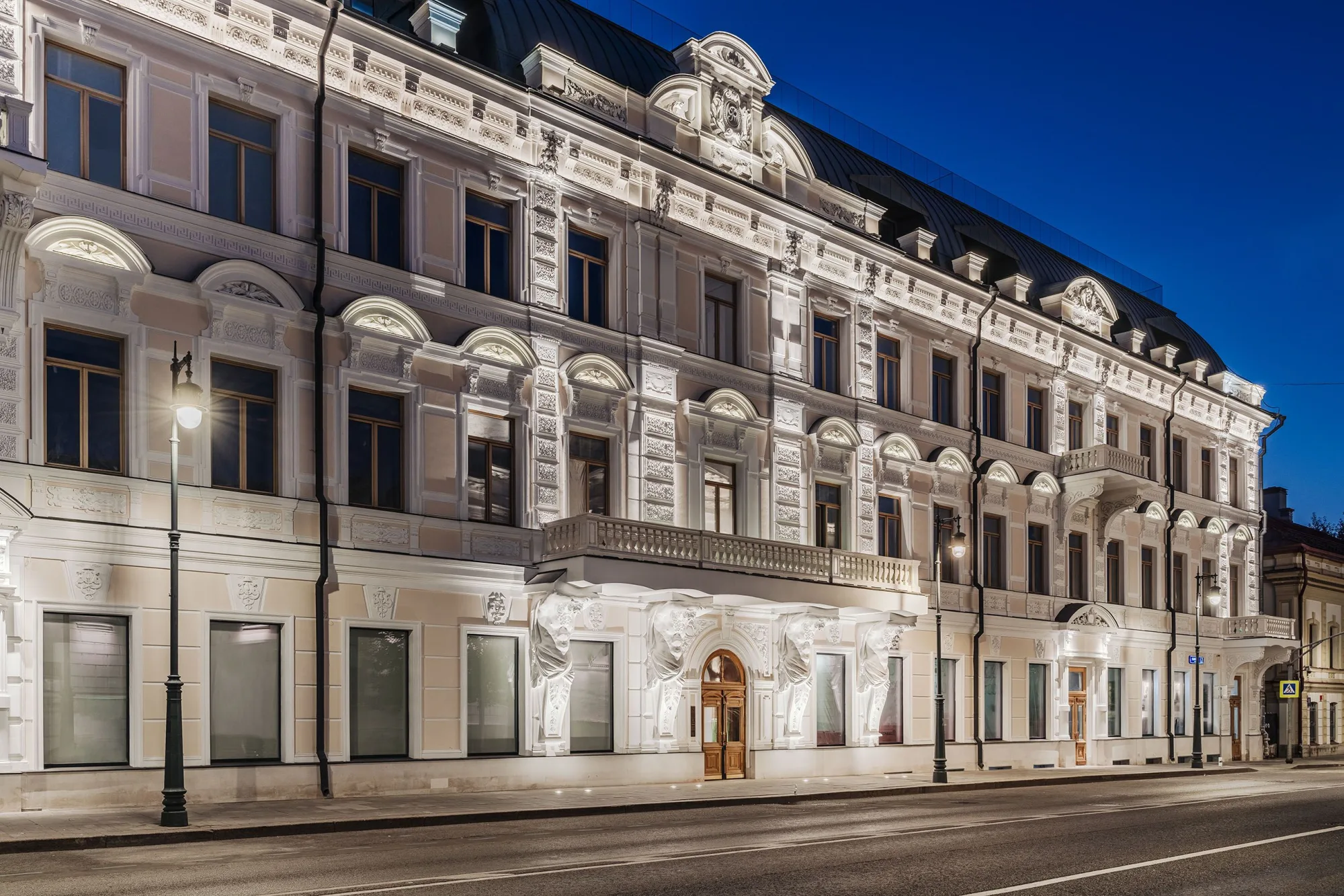 Дом с Атлантами на улице Солянке вечером, фото застройщика