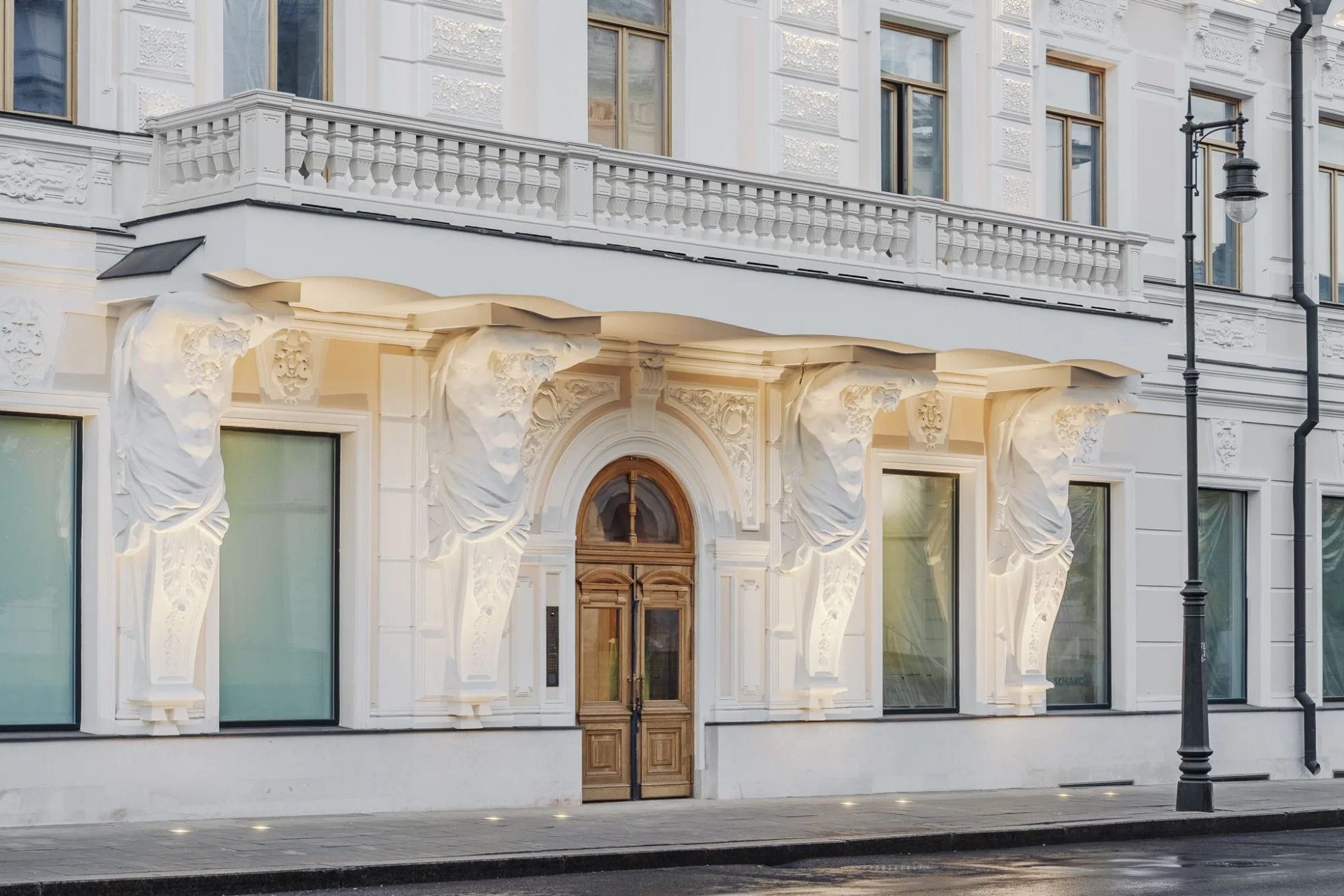 Парадный вход и четыре атланта под балконом, фото застройщика