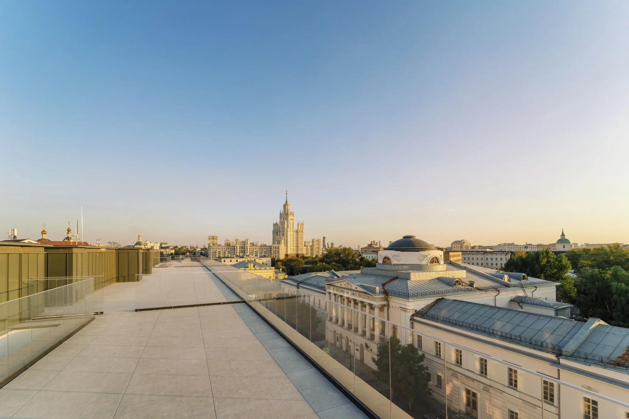 Терраса на крыше дома с видом на высотку на Котельнической, фото застройщика
